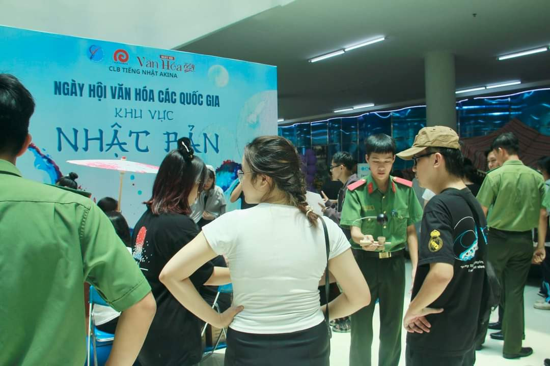 Các gian hàng triển lãm văn hóa các nước cũng thu hút rất đông các bạn trẻ đến trải nghiệm. (Ảnh: NVH)