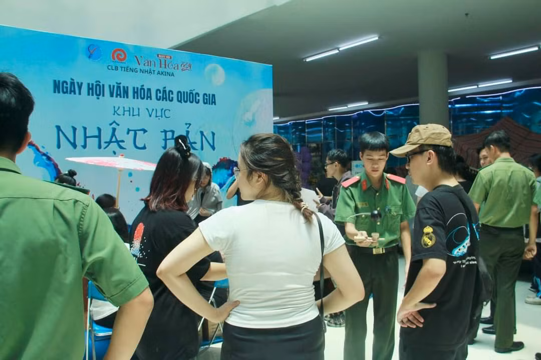 Các gian hàng triển lãm văn hóa các nước cũng thu hút rất đông các bạn trẻ đến trải nghiệm. (Ảnh: NVH)