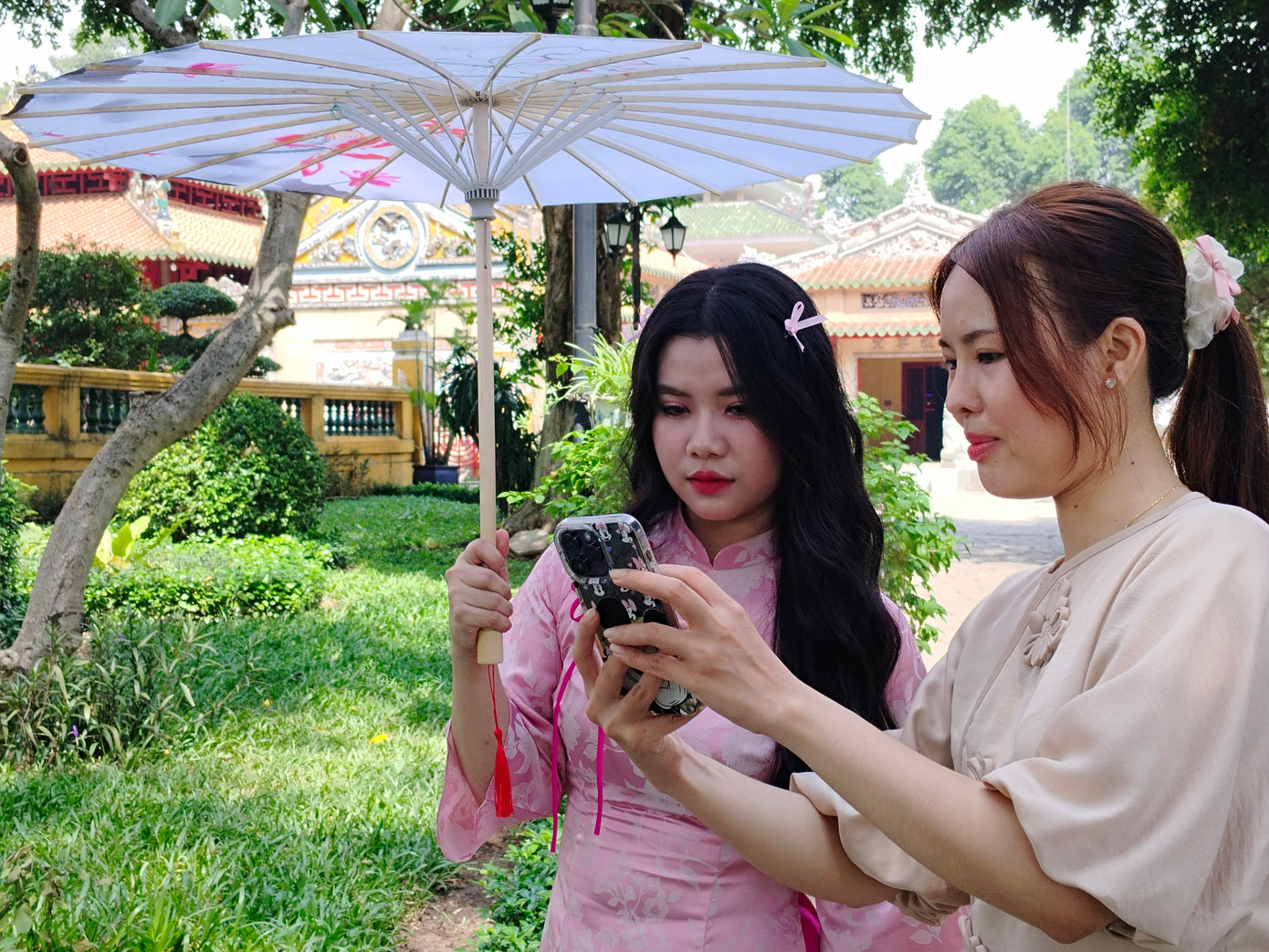 Ngọc vừa chụp ảnh vừa chuẩn bị quần áo, trang phục cho khách hàng. Ngọc vừa chụp ảnh vừa chuẩn bị quần áo, trang phục cho khách hàng.