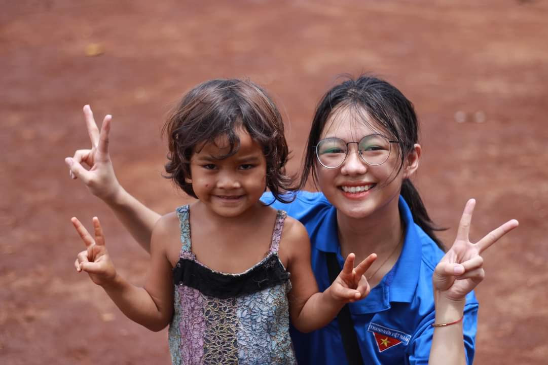 Yêu thương những ánh mắt, nụ cười ngây thơ từ các em nhỏ, chặng đường tình nguyện của Vy Vy bắt đầu từ năm thứ nhất đại học, mong chờ mỗi mùa Hè về để tham gia. Yêu thương những ánh mắt, nụ cười ngây thơ từ các em nhỏ, chặng đường tình nguyện của Vy Vy bắt đầu từ năm thứ nhất đại học, mong chờ mỗi mùa Hè về để tham gia.