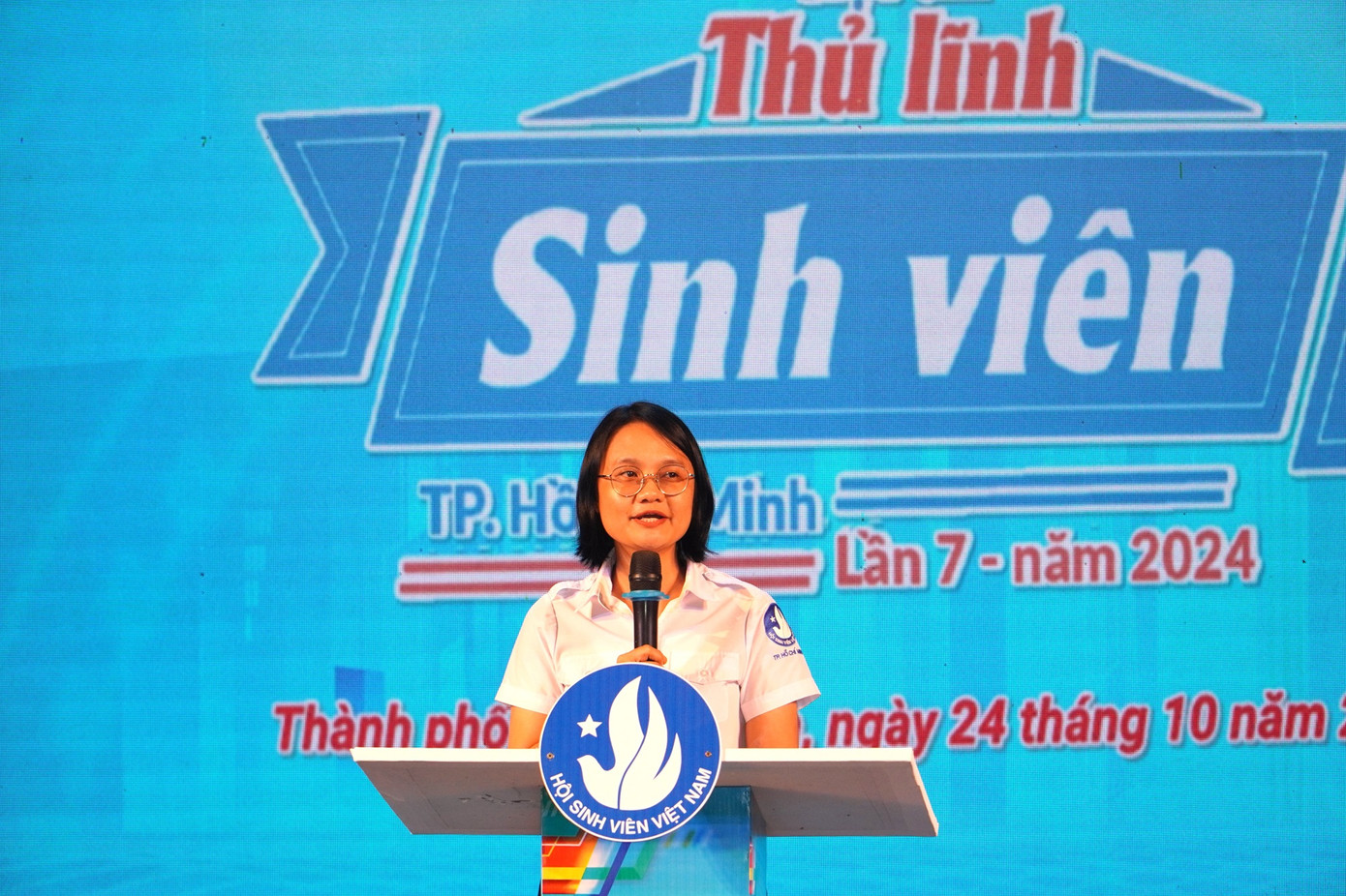 Chị Trần Thu Hà phát biểu tại đêm tổng kết trao giải của Hội thi.