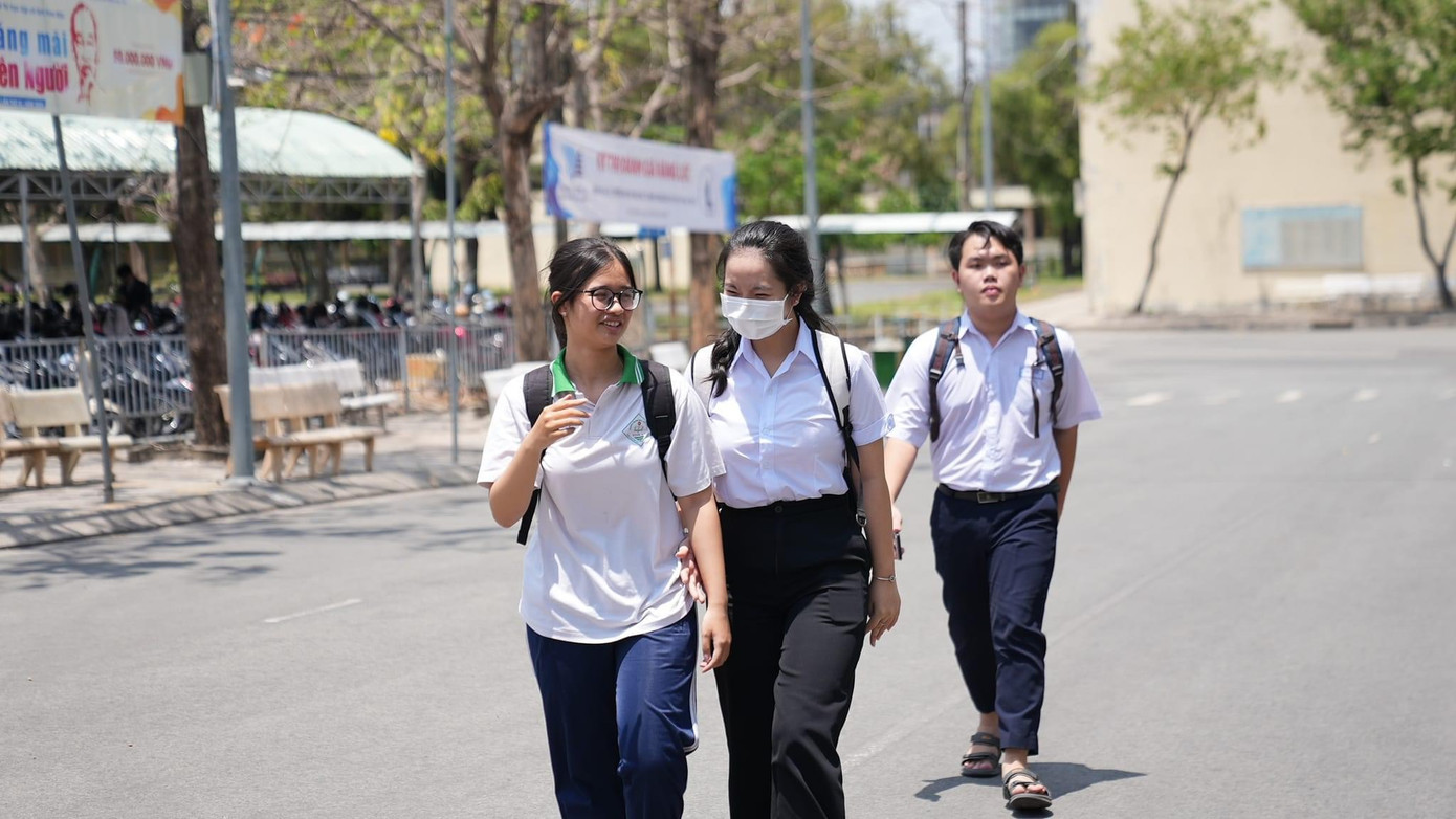 Những thí sinh đầu tiên hoàn thành bài thi. (Ảnh: ĐHQG TP. HCM)