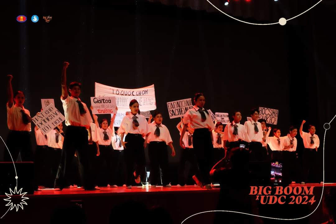 Vũ đạo ấn tượng, với nhiều hình ảnh đẹp mắt đã ghi điểm trước Ban Giám khảo và người xem. Vũ đạo ấn tượng, với nhiều hình ảnh đẹp mắt đã ghi điểm trước Ban Giám khảo và người xem.