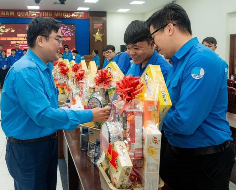 Anh Ngô Minh Hải - Phó Bí thư Thường trực Thành Đoàn, Chủ tịch Hội LHTN TP. HCM trao quà cho Bí thư Chi đoàn, Chủ tịch Hội LHTN phường xã có hoàn cảnh khó khăn. (Ảnh: Thành Đoàn) Anh Ngô Minh Hải - Phó Bí thư Thường trực Thành Đoàn, Chủ tịch Hội LHTN TP. HCM trao quà cho Bí thư Chi đoàn, Chủ tịch Hội LHTN phường xã có hoàn cảnh khó khăn. (Ảnh: Thành Đoàn)