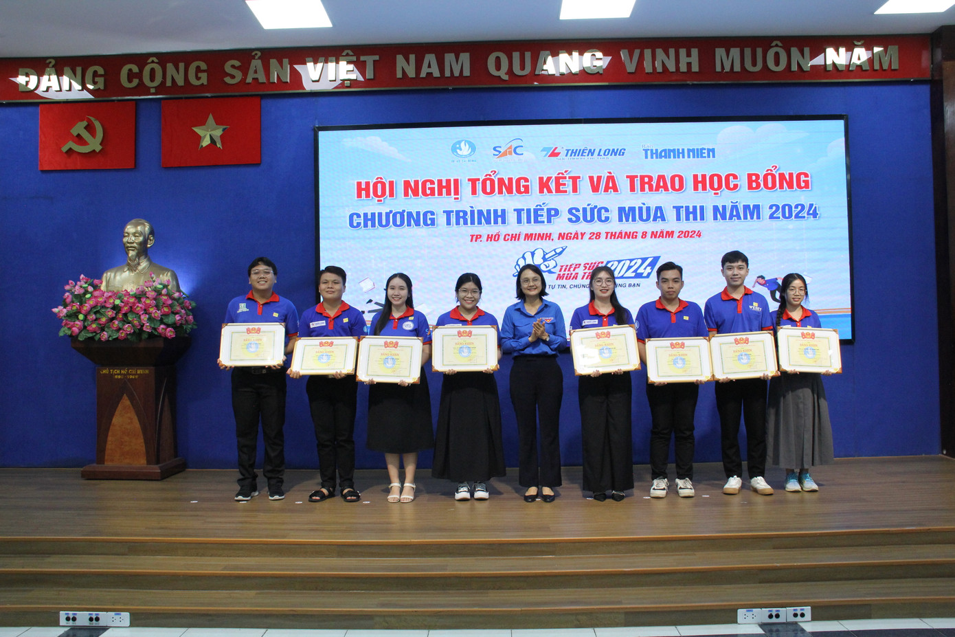 Chị Trần Thu Hà - Phó Bí thư Thành Đoàn, Chủ tịch Hội Sinh viên TP. HCM trao Bằng khen của T.Ư Hội Sinh viên Việt Nam cho sinh viên tình nguyện có thành tích tiêu biểu. Chị Trần Thu Hà - Phó Bí thư Thành Đoàn, Chủ tịch Hội Sinh viên TP. HCM trao Bằng khen của T.Ư Hội Sinh viên Việt Nam cho sinh viên tình nguyện có thành tích tiêu biểu.