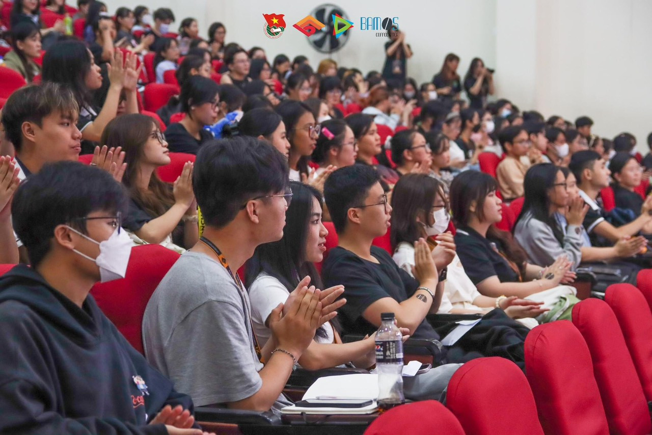 Đông đảo sinh viên tham dự buổi talkshow. (Ảnh: CLB Phóng viên trẻ) Đông đảo sinh viên tham dự buổi talkshow. (Ảnh: CLB Phóng viên trẻ)