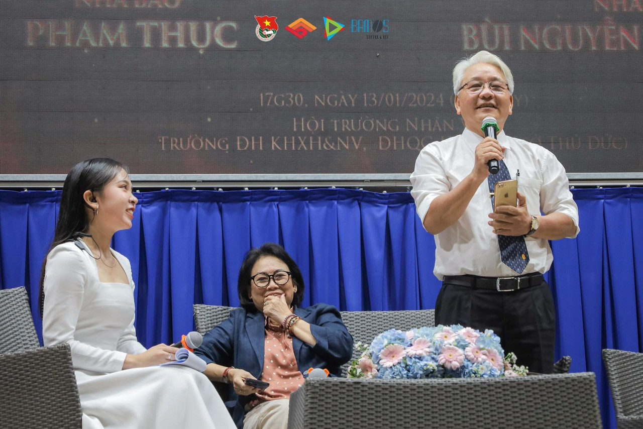 Nhà báo Bùi Nguyễn Trường Kiên chia sẻ kinh nghiệm với khán giả. (Ảnh: CLB Phóng viên trẻ) Nhà báo Bùi Nguyễn Trường Kiên chia sẻ kinh nghiệm với khán giả. (Ảnh: CLB Phóng viên trẻ)