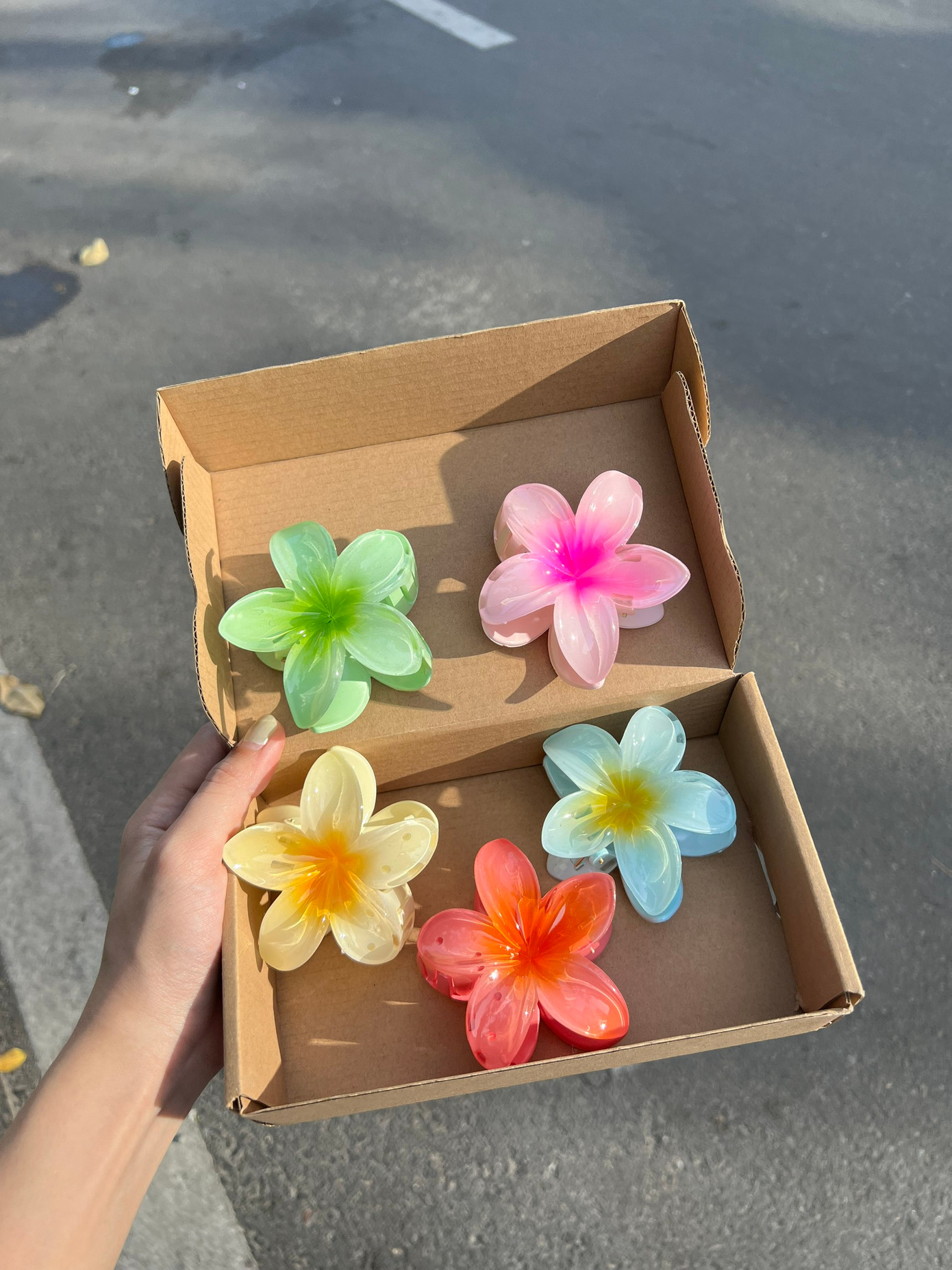 Trào lưu chụp ảnh với kẹp hoa sứ "xâm chiếm" mạng xã hội trong nhiều ngày qua. Trào lưu chụp ảnh với kẹp hoa sứ "xâm chiếm" mạng xã hội trong nhiều ngày qua.