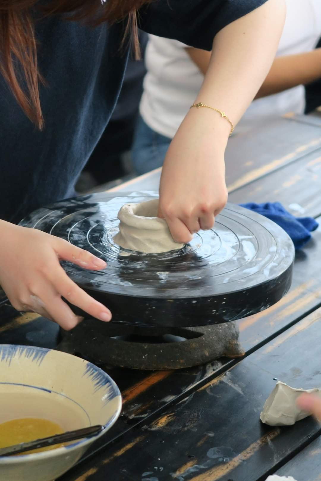 Bạn trẻ đang trải nghiệm làm gốm dịp 8/3.