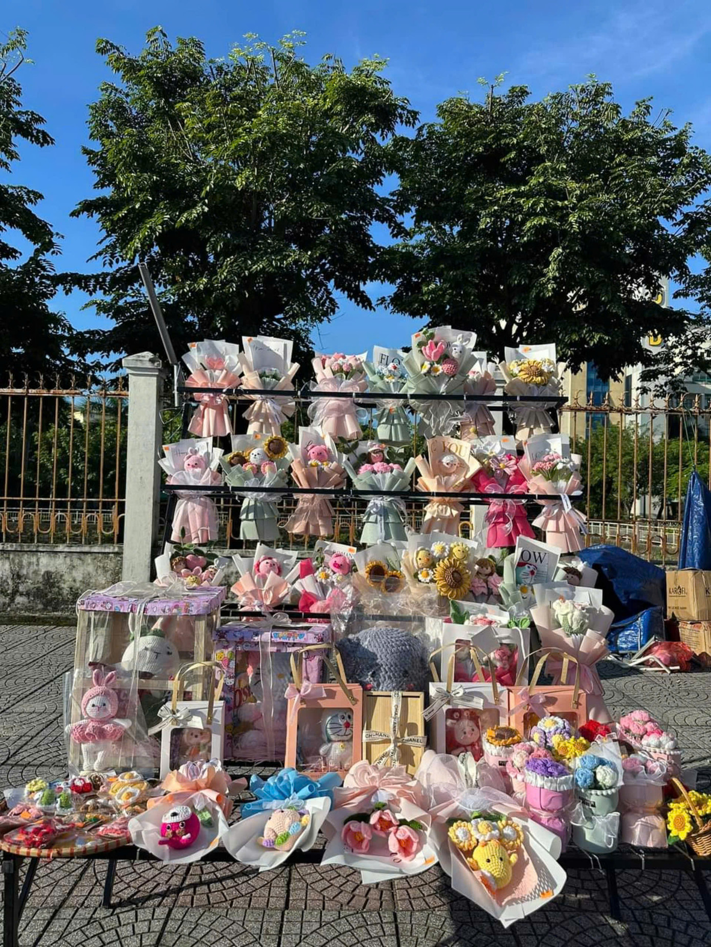 Tặng hoa kèm gấu bông là một trong những xu hướng quà tặng mới hiện nay, được các chủ quán cập nhật liên tục để phục vụ cho bạn trẻ mua sắm.