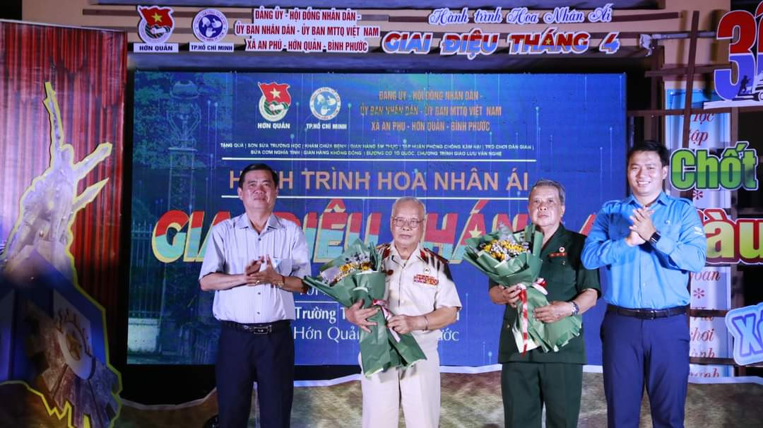 Đêm văn nghệ giao lưu với nhân chứng lịch sử và trao học bổng cho các bạn học sinh có hoàn cảnh khó khăn tại địa phương. (Ảnh: TLTĐ)