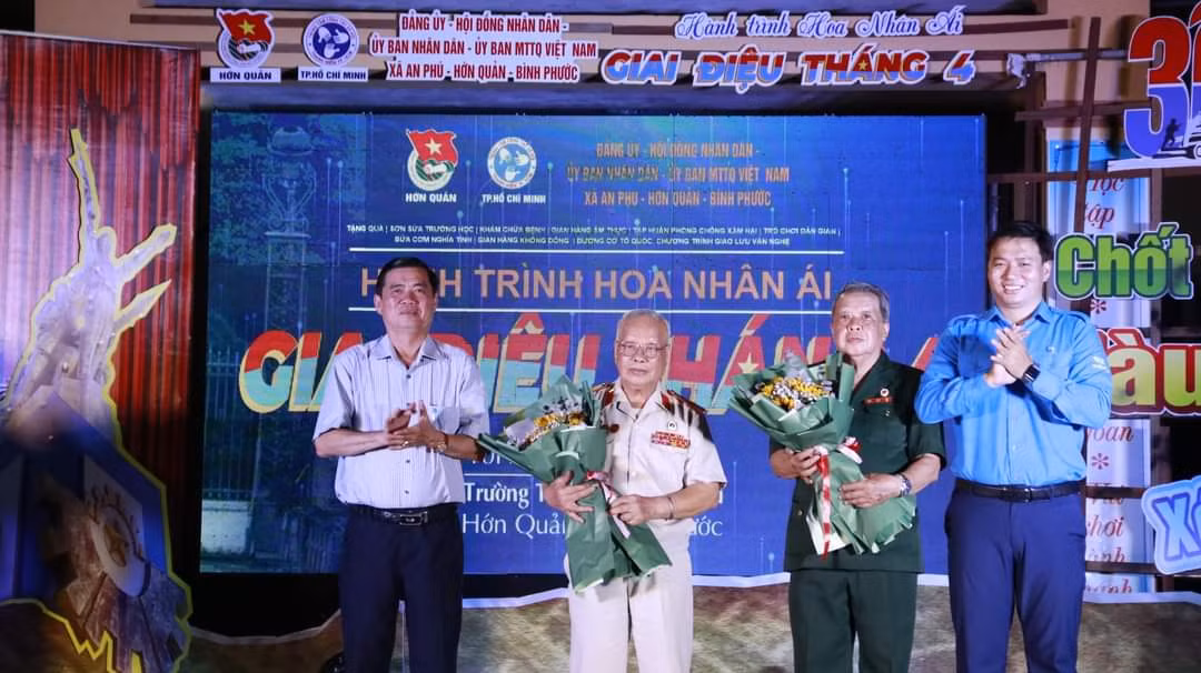 Đêm văn nghệ giao lưu với nhân chứng lịch sử và trao học bổng cho các bạn học sinh có hoàn cảnh khó khăn tại địa phương. (Ảnh: TLTĐ) Đêm văn nghệ giao lưu với nhân chứng lịch sử và trao học bổng cho các bạn học sinh có hoàn cảnh khó khăn tại địa phương. (Ảnh: TLTĐ)
