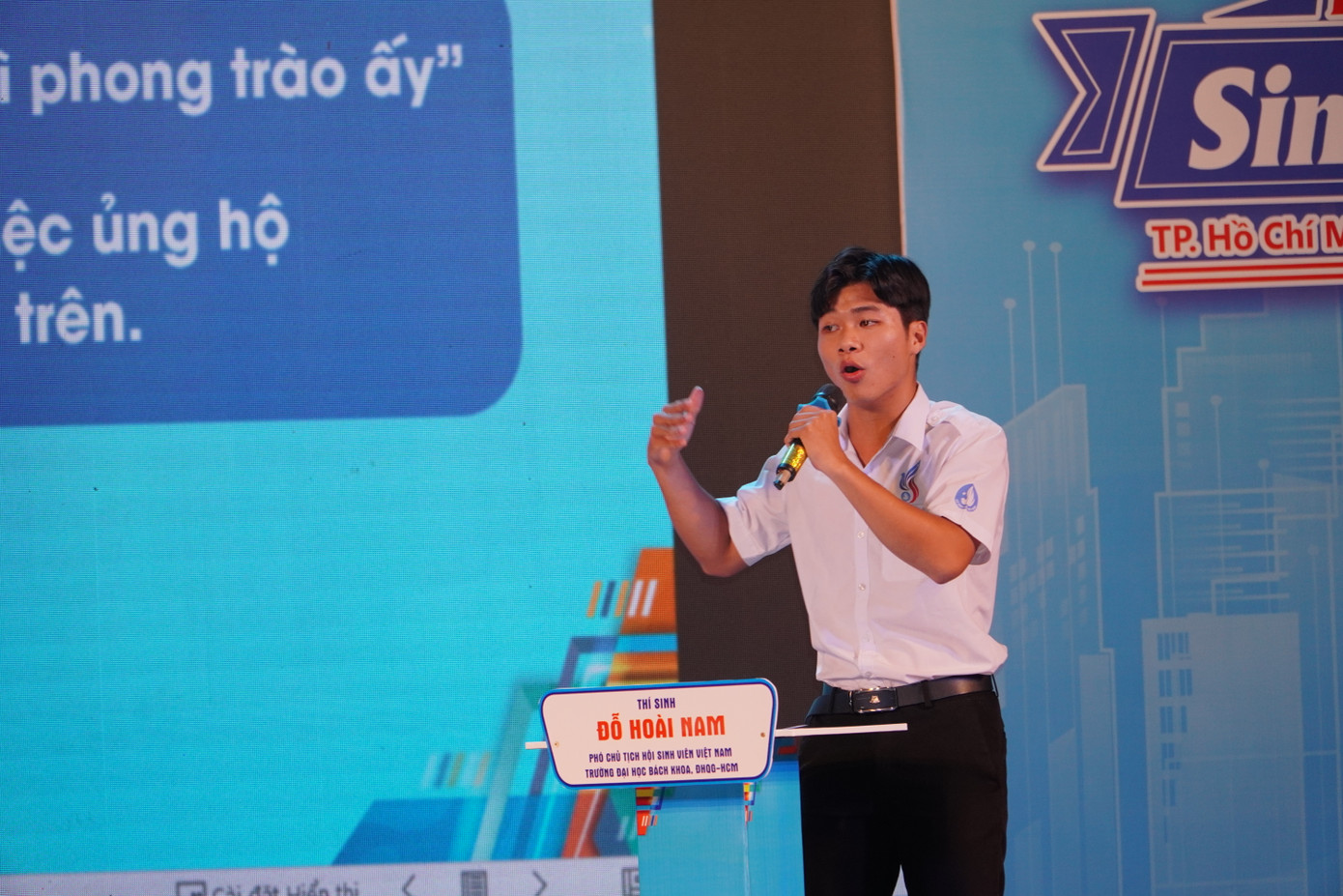Thí sinh Đỗ Hoài Nam với phần hùng biện của mình tại vòng Chung kết.