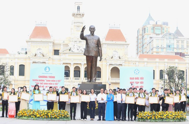 31 cá nhân đạt 'Sinh viên 5 tốt' 5 Tập thể 'Sinh viên 5 tốt' cấp Thành năm 2023 được vinh danh tại buổi lễ. (Ảnh: Ngô Tùng) 31 cá nhân đạt 'Sinh viên 5 tốt' 5 Tập thể 'Sinh viên 5 tốt' cấp Thành năm 2023 được vinh danh tại buổi lễ. (Ảnh: Ngô Tùng)