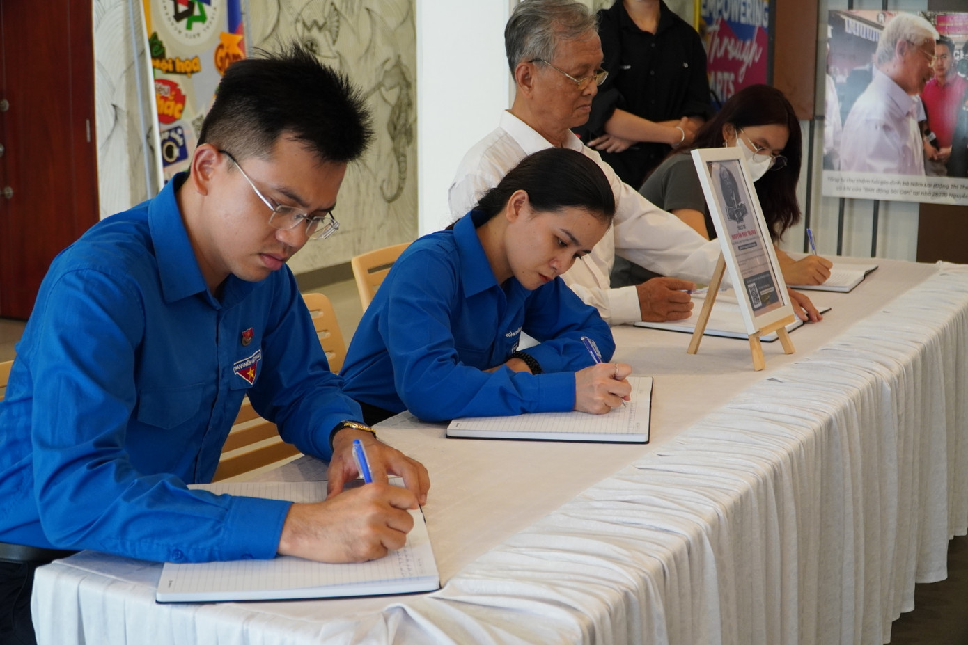 Các bạn trẻ thể hiện lòng tiếc thương vô hạn trước sự ra đi của Tổng Bí thư Nguyễn Phú Trọng. Các bạn trẻ thể hiện lòng tiếc thương vô hạn trước sự ra đi của Tổng Bí thư Nguyễn Phú Trọng.