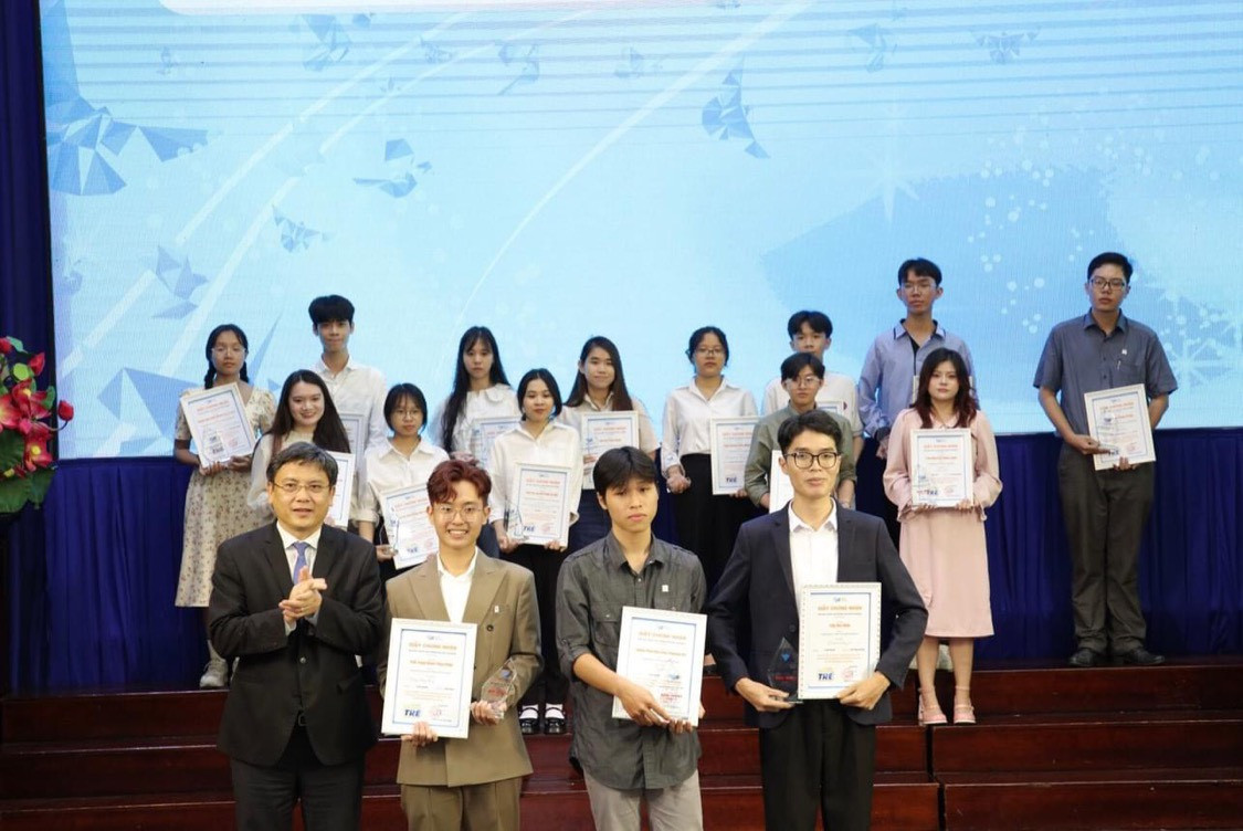 PGS. TS Nguyễn Minh Tâm - Phó Giám đốc ĐHQG TP. HCM trao giải thưởng cho các tác giả đoạt giải Nhất Giải thưởng Văn học trẻ ĐHQG TP. HCM lần 2, năm 2023. Trong đó, Trần Văn Thiên đứng hàng đầu, ngoài cùng bên phải. PGS. TS Nguyễn Minh Tâm - Phó Giám đốc ĐHQG TP. HCM trao giải thưởng cho các tác giả đoạt giải Nhất Giải thưởng Văn học trẻ ĐHQG TP. HCM lần 2, năm 2023. Trong đó, Trần Văn Thiên đứng hàng đầu, ngoài cùng bên phải.