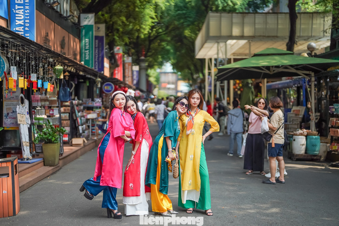 Càng cận cuối năm, bạn trẻ Sài Gòn chụp hình Tết càng đông. (Ảnh: Phạm Nguyễn) Càng cận cuối năm, bạn trẻ Sài Gòn chụp hình Tết càng đông. (Ảnh: Phạm Nguyễn)
