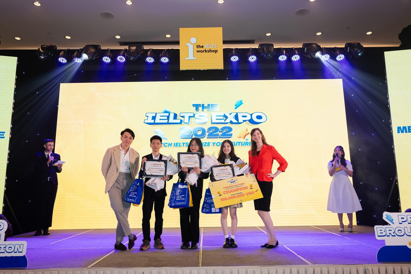 Minh Hạnh đã giành được giải thưởng trong cuộc thi về học thuật. Minh Hạnh đã giành được giải thưởng trong cuộc thi về học thuật.