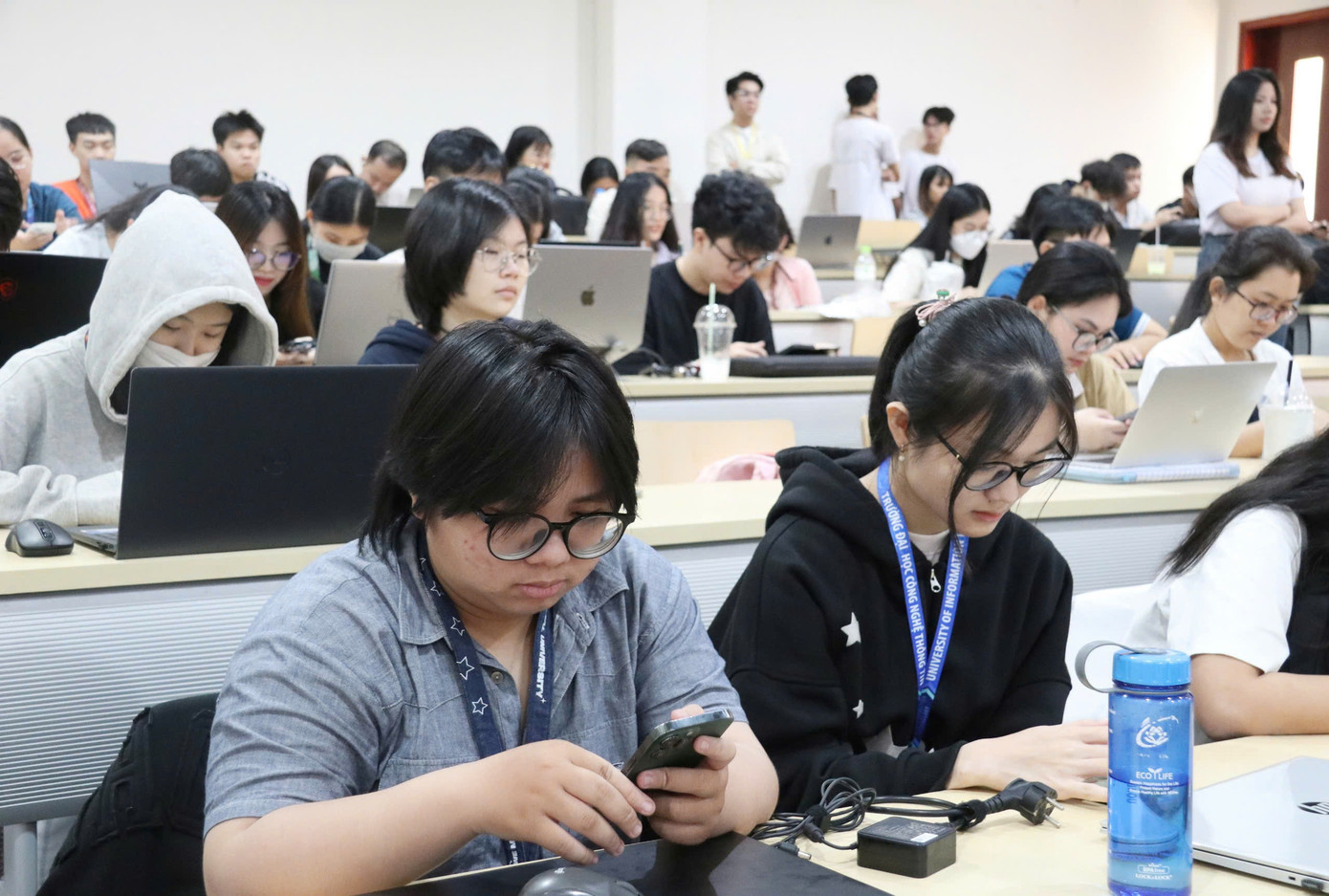 Sinh viên thực hành với Chat GPT tại buổi workshop.