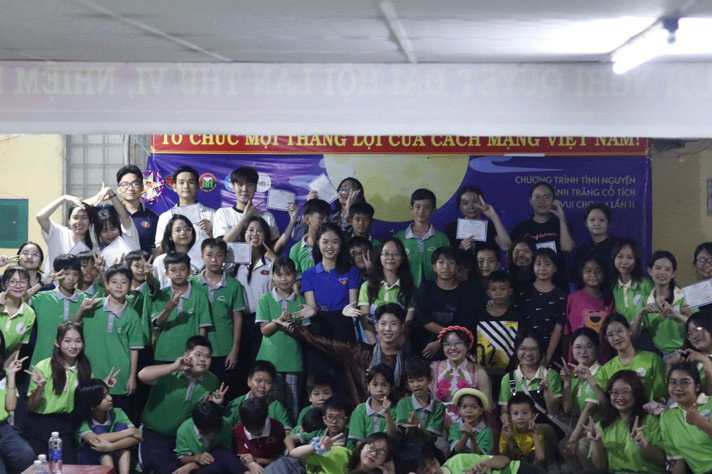 Ban Tổ chức và các em nhỏ lớp học tình thương Đông An tại chương trình “Trung Thu yêu thương - niềm vui cho em”.