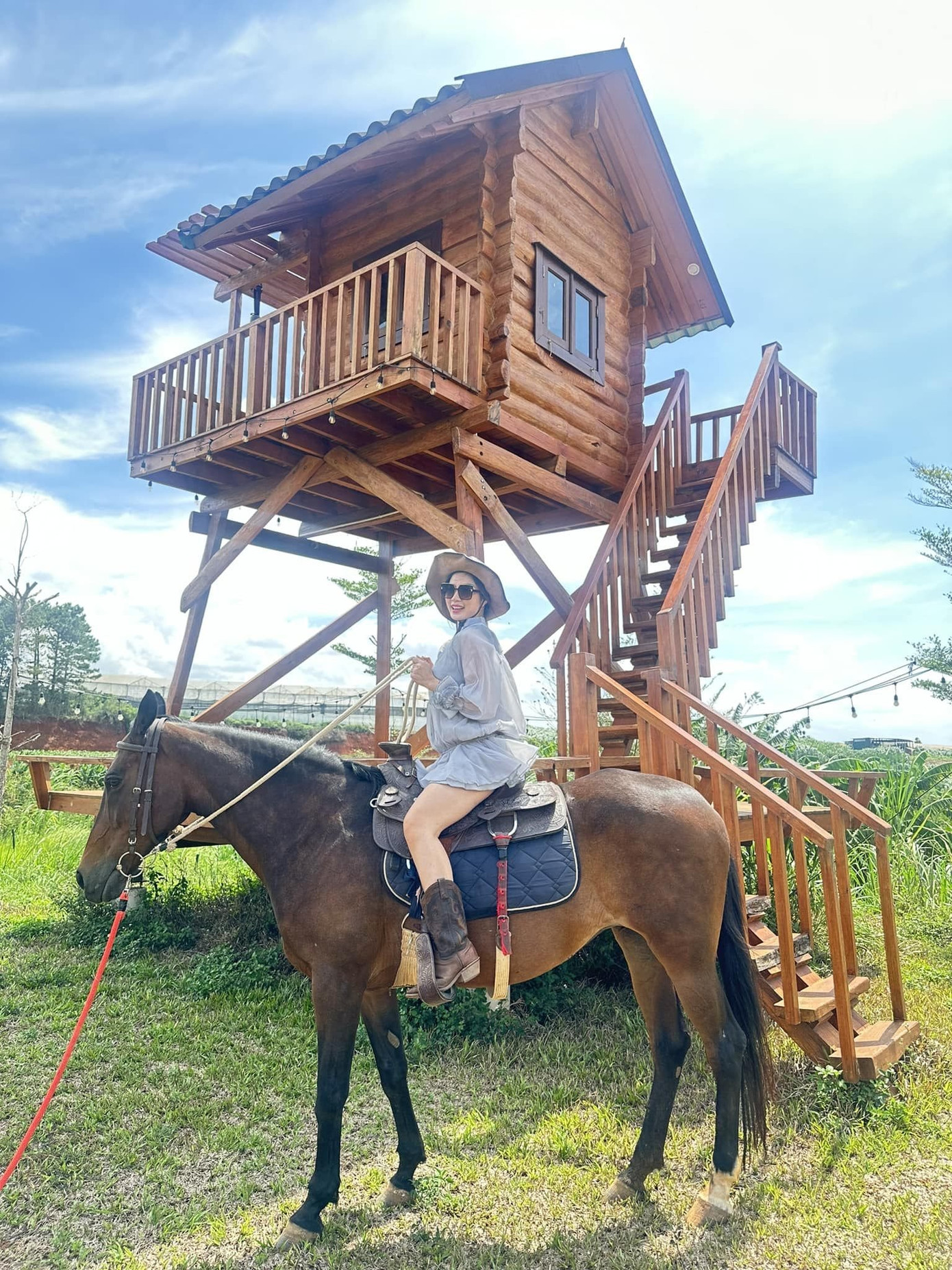 Bạn trẻ trải nghiệm với bộ môn cưỡi ngựa. (Ảnh: Lâm Mỹ Vân)