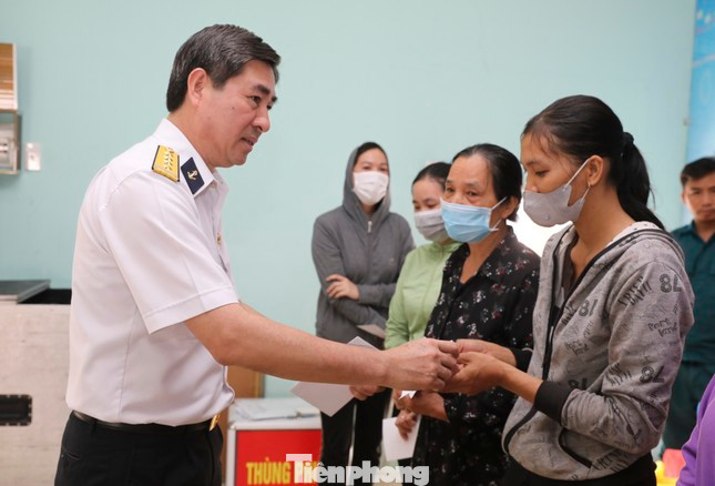 Đại tá Ngô Minh Thuấn trao quà cho bà con. Đại tá Ngô Minh Thuấn trao quà cho bà con.