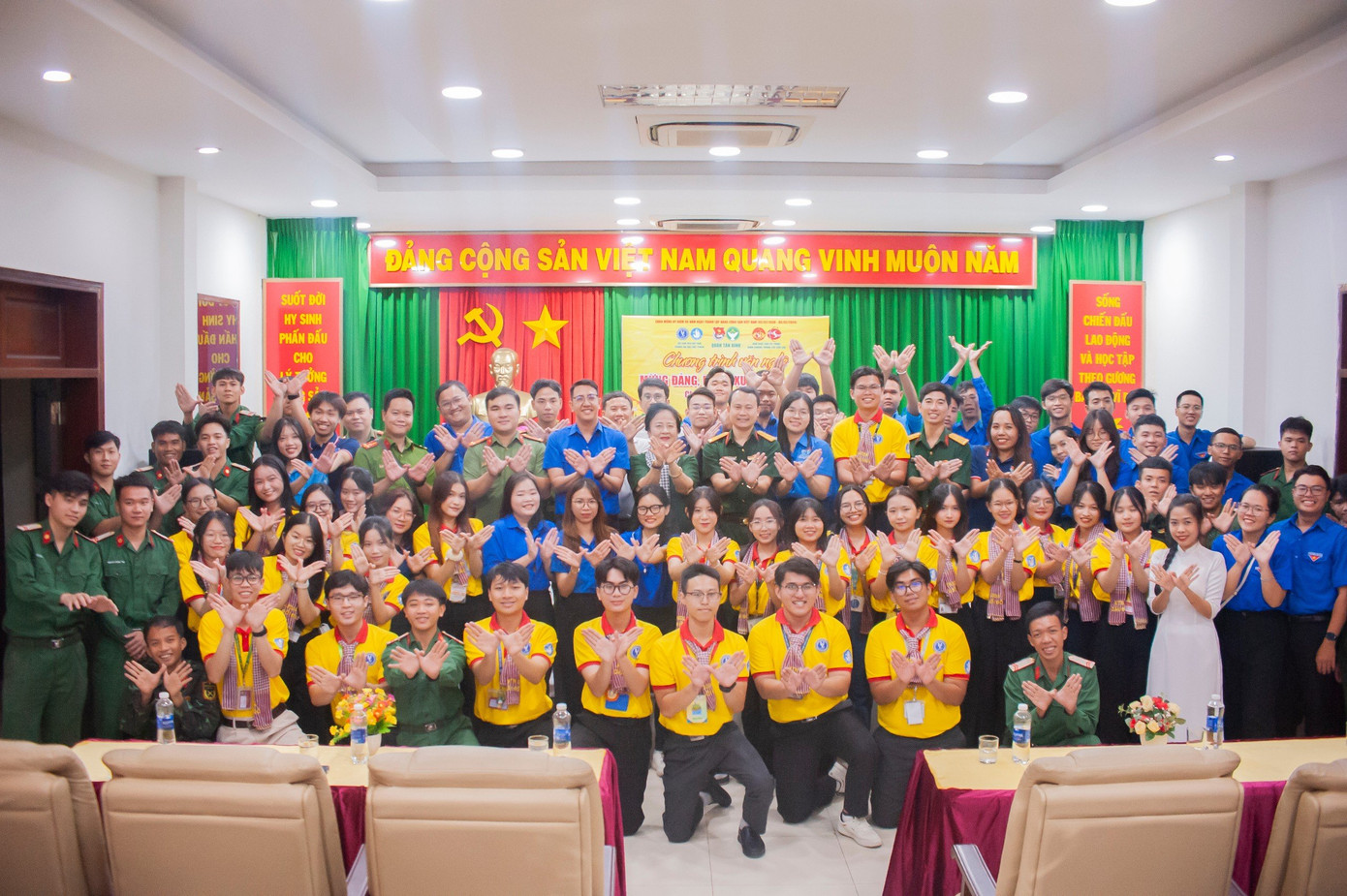 Đoàn viên, sinh viên, chiến sĩ cùng chụp ảnh lưu niệm sau chương trình. Đoàn viên, sinh viên, chiến sĩ cùng chụp ảnh lưu niệm sau chương trình.