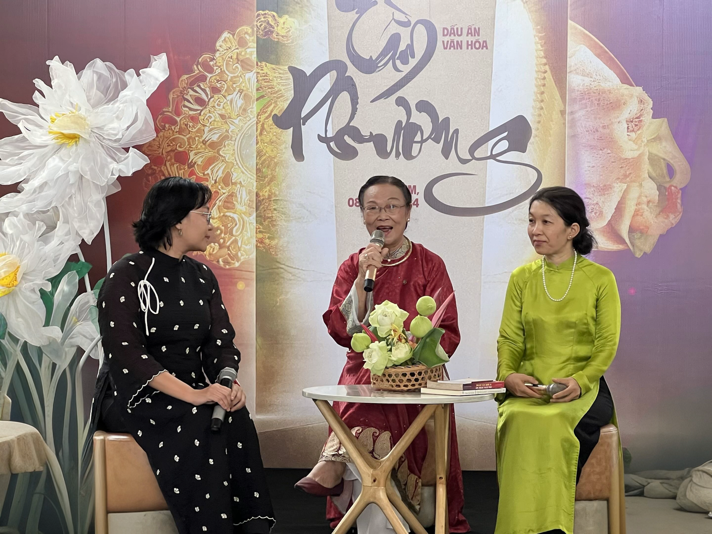 Nghệ nhân Hồ Đắc Thiếu Anh (giữa) chia sẻ về những giá trị văn hoá của áo dài trong lịch sử Việt Nam thông qua hình ảnh Hoàng hậu Nam Phương. (Ảnh: Lan Anh) Nghệ nhân Hồ Đắc Thiếu Anh (giữa) chia sẻ về những giá trị văn hoá của áo dài trong lịch sử Việt Nam thông qua hình ảnh Hoàng hậu Nam Phương. (Ảnh: Lan Anh)