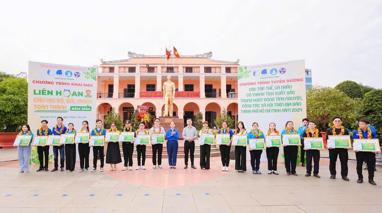 88 cá nhân và tập thể xuất sắc trong công tác tình nguyện năm 2024 được tuyên dương tại Lễ khai mạc Liên hoan.