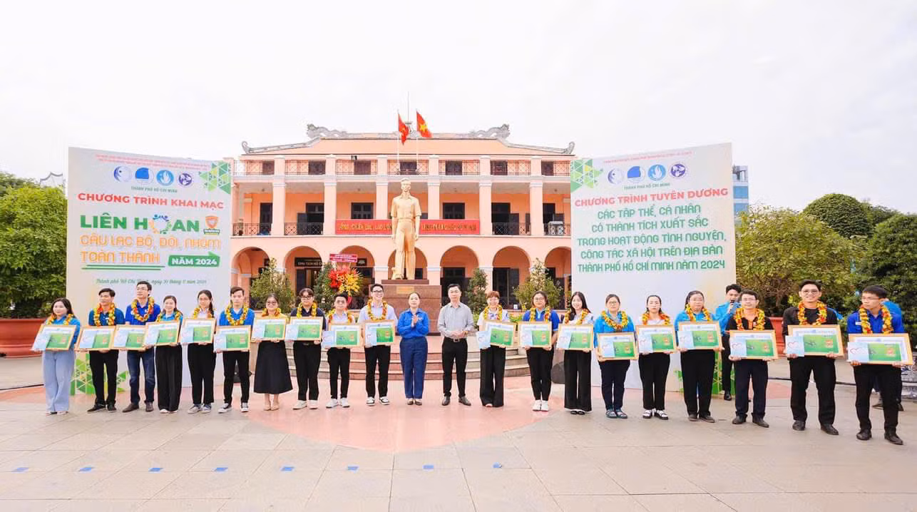 88 cá nhân và tập thể xuất sắc trong công tác tình nguyện năm 2024 được tuyên dương tại Lễ khai mạc Liên hoan.