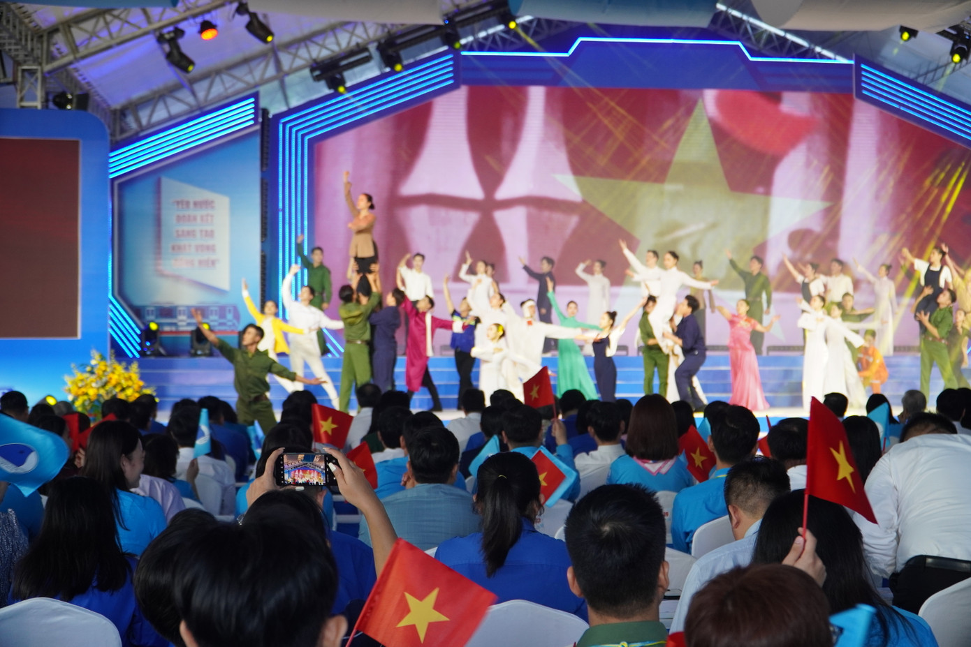 Tổ khúc nghệ thuật được trình diễn tại phiên Trọng thể Đại hội. Tổ khúc nghệ thuật được trình diễn tại phiên Trọng thể Đại hội.