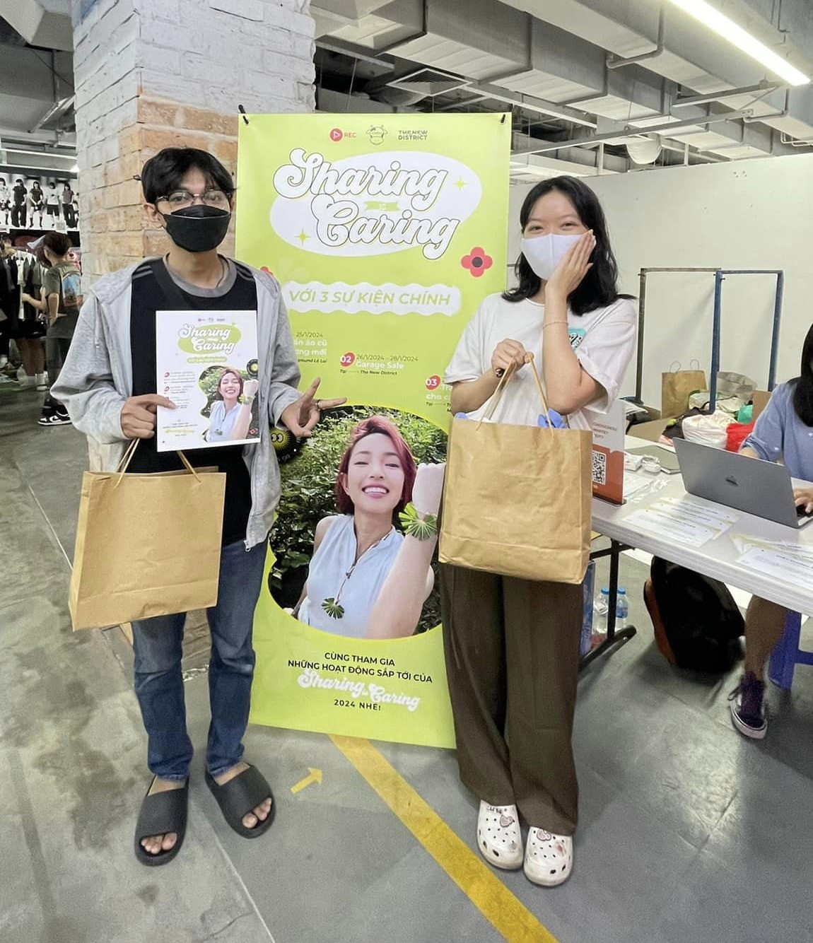 Các bạn trẻ đến góp đồ ở The New Playground.