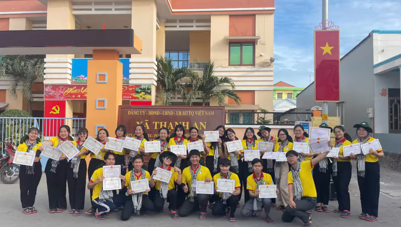 Đình Phong (ngoài cùng, bên phải) cùng sinh viên trường ĐH Sư phạm TP. HCM tham gia chiến dịch 'Xuân Tình nguyện 2024'. (Ảnh: NVCC) Đình Phong (ngoài cùng, bên phải) cùng sinh viên trường ĐH Sư phạm TP. HCM tham gia chiến dịch 'Xuân Tình nguyện 2024'. (Ảnh: NVCC)