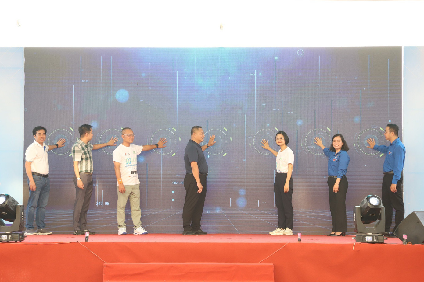 Các đại biểu thực hiện nghi thức khai mạc Ngày hội. (Ảnh: Ngô Tùng) Các đại biểu thực hiện nghi thức khai mạc Ngày hội. (Ảnh: Ngô Tùng)