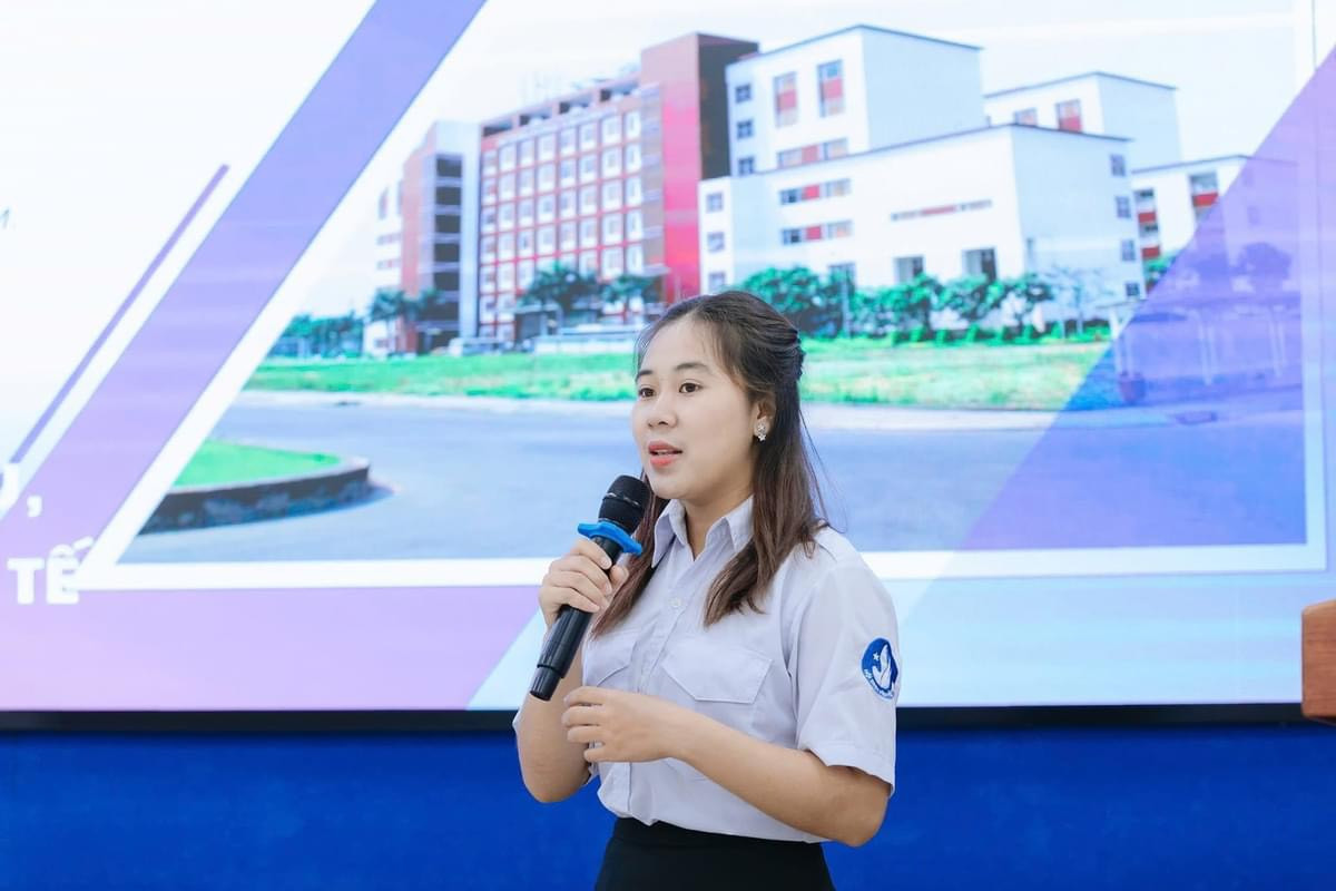 Phương Huyền - Chủ tịch Hội Sinh viên trường ĐH Quốc tế, ĐHQG TP. HCM trong buổi thuyết trình giải pháp Hội đồng 2 bình chọn Giải thưởng mô hình, giải pháp tiêu biểu “Bồ câu trắng”, năm học 2023 - 2024. Phương Huyền - Chủ tịch Hội Sinh viên trường ĐH Quốc tế, ĐHQG TP. HCM trong buổi thuyết trình giải pháp Hội đồng 2 bình chọn Giải thưởng mô hình, giải pháp tiêu biểu “Bồ câu trắng”, năm học 2023 - 2024.