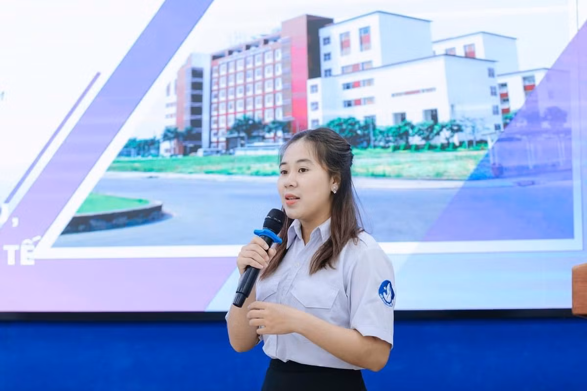 Phương Huyền - Chủ tịch Hội Sinh viên trường ĐH Quốc tế, ĐHQG TP. HCM trong buổi thuyết trình giải pháp Hội đồng 2 bình chọn Giải thưởng mô hình, giải pháp tiêu biểu “Bồ câu trắng”, năm học 2023 - 2024.
