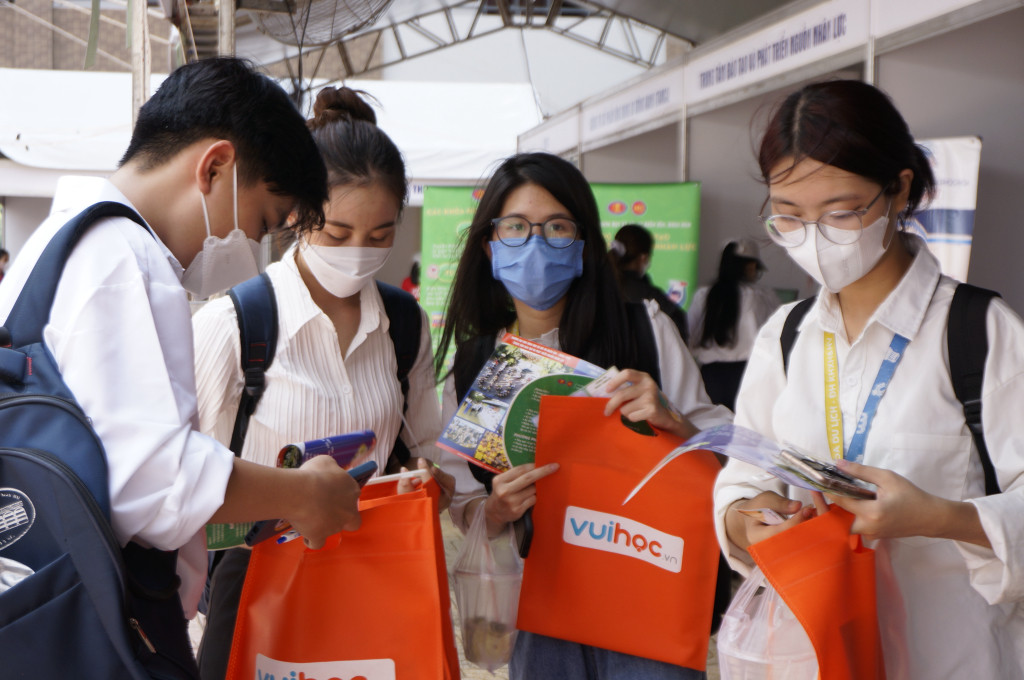 Ngày hội việc làm 2023 do trường ĐH KHXH&amp;NV (ĐHQG TP. HCM) tổ chức đã thu hút rất đông các bạn sinh viên tham dự.