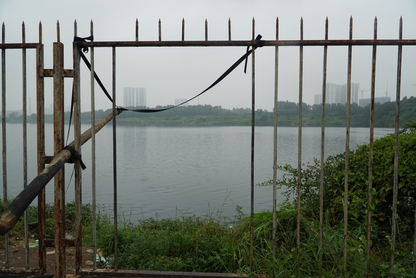 Theo chú &apos;Minh cô đơn&apos;, 7 - 10 năm về trước, thỉnh thoảng lại có tin có người chết đuối ở hồ đá. “Nhưng gần đây, tôi thấy những sự việc thương tâm đó ít đi rất nhiều, nhờ Trung tâm Quản lý và phát triển Khu đô thị ĐHQG TP. HCM làm hàng rào và thường xuyên phối hợp với các lực lượng dân phòng, công an địa phương nhắc nhở cảnh báo nguy hiểm đối với sinh viên”, chú &apos;Minh cô đơn&apos; nói.