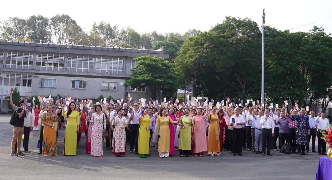 Cán bộ, giảng viên, người lao động trường ĐH Bách khoa phấn khởi trong ngày đầu đi làm. Cán bộ, giảng viên, người lao động trường ĐH Bách khoa phấn khởi trong ngày đầu đi làm.