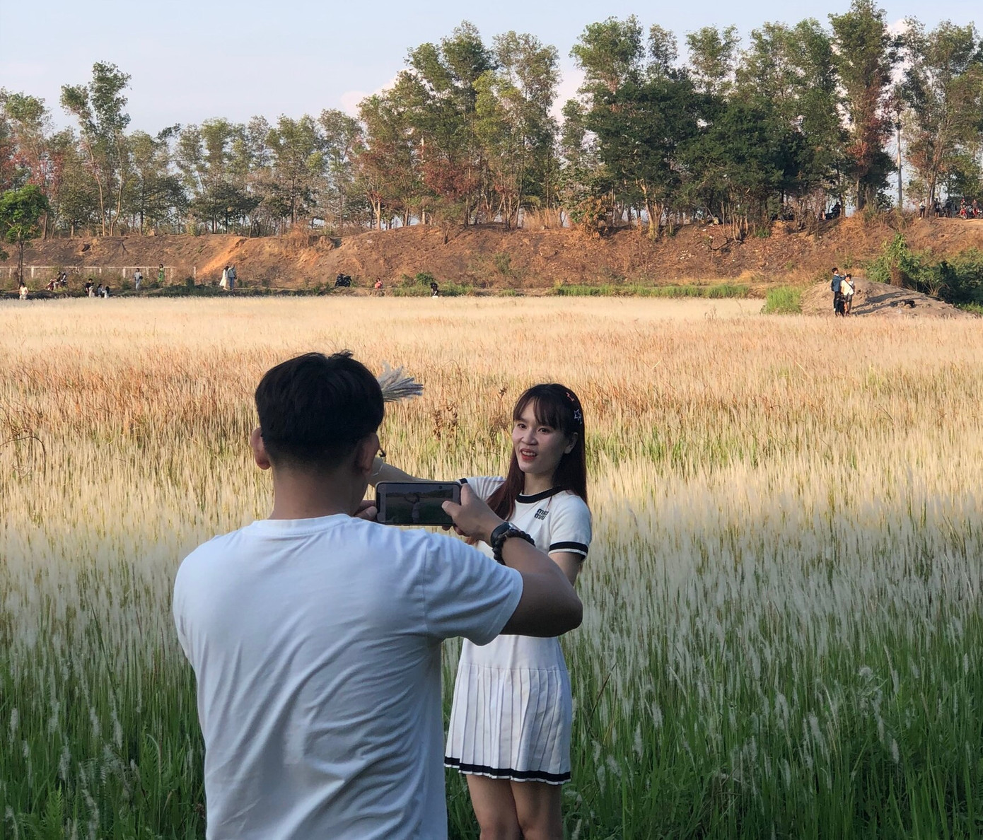 Nhiều cặp đôi cũng kịp check-in để có cho mình những bộ ảnh ấn tượng. Nhiều cặp đôi cũng kịp check-in để có cho mình những bộ ảnh ấn tượng.