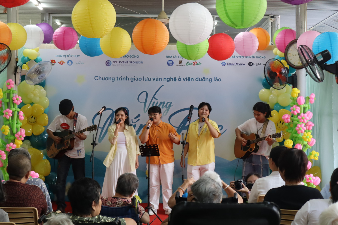 Nhóm Ban Mai Xanh cùng ban nhạc Gần Đây trình bày ca khúc 'Tuổi mộng mơ'.