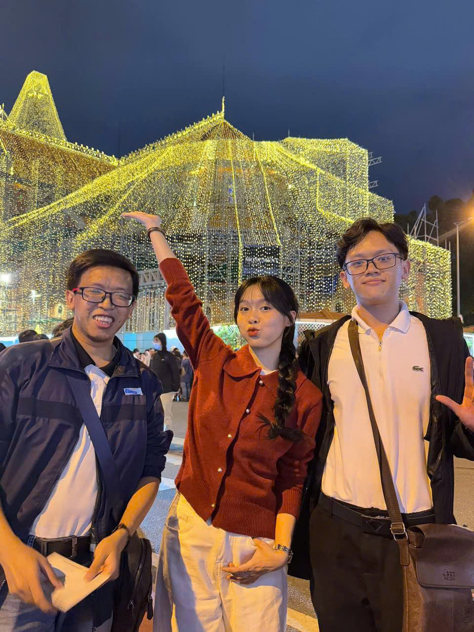 Bạn trẻ tranh thủ đêm Noel chụp hình tại Nhà thờ Đức Bà, nơi được mệnh danh là “kinh đô ánh sáng” của mùa Giáng sinh năm nay. (Ảnh: Lâm Thành Nhân)