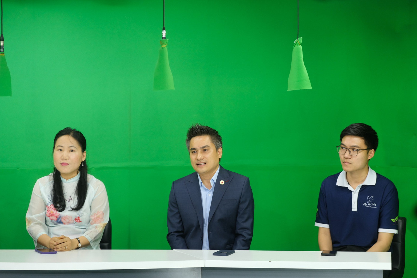 Doanh nhân Nguyễn Xuân Lục (giữa) đang chia sẻ cùng độc giả.