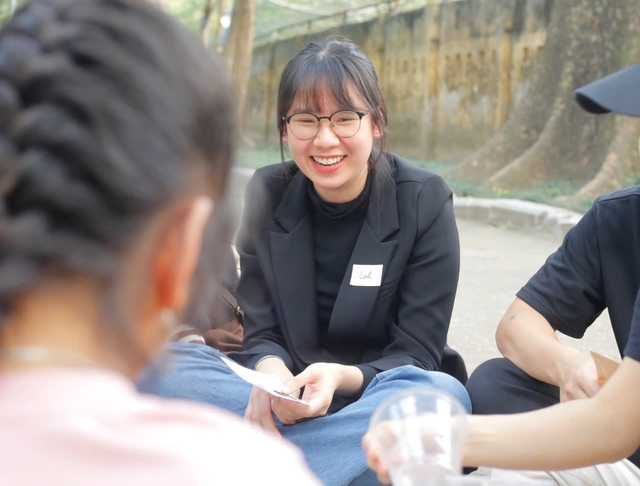 Thuỳ Linh vẫn đang nỗ lực chặng đường đưa ngôn ngữ ký hiệu đến gần hơn với cộng đồng. Thuỳ Linh vẫn đang nỗ lực chặng đường đưa ngôn ngữ ký hiệu đến gần hơn với cộng đồng.