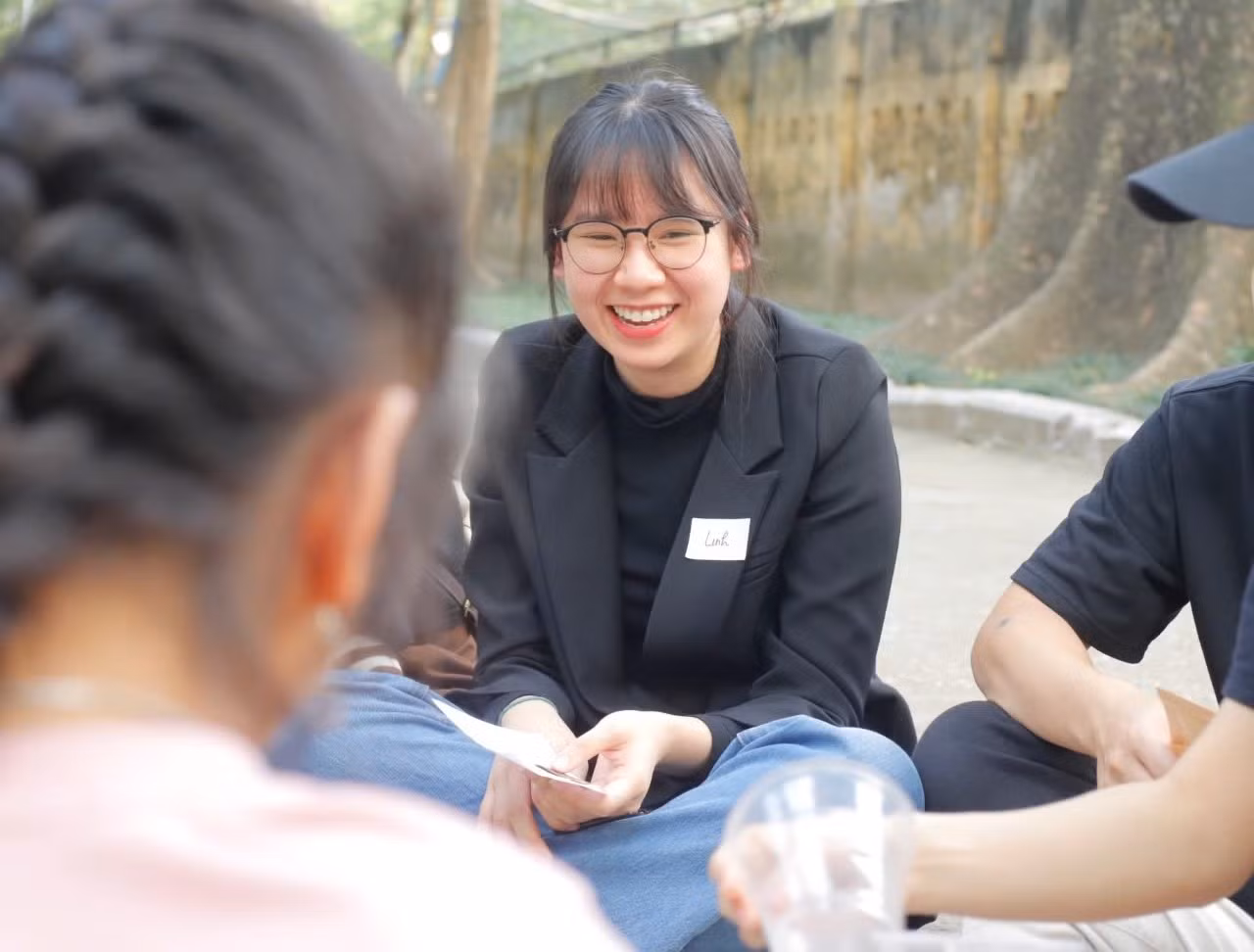 Thuỳ Linh vẫn đang nỗ lực chặng đường đưa ngôn ngữ ký hiệu đến gần hơn với cộng đồng. Thuỳ Linh vẫn đang nỗ lực chặng đường đưa ngôn ngữ ký hiệu đến gần hơn với cộng đồng.