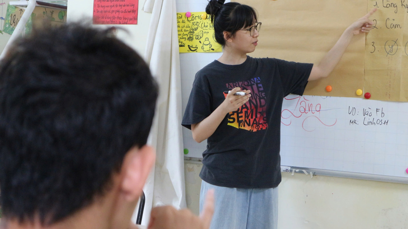 Linh đang hướng dẫn các bạn cách làm thẻ “CCCD” của Làng Ký hiệu. Linh đang hướng dẫn các bạn cách làm thẻ “CCCD” của Làng Ký hiệu.