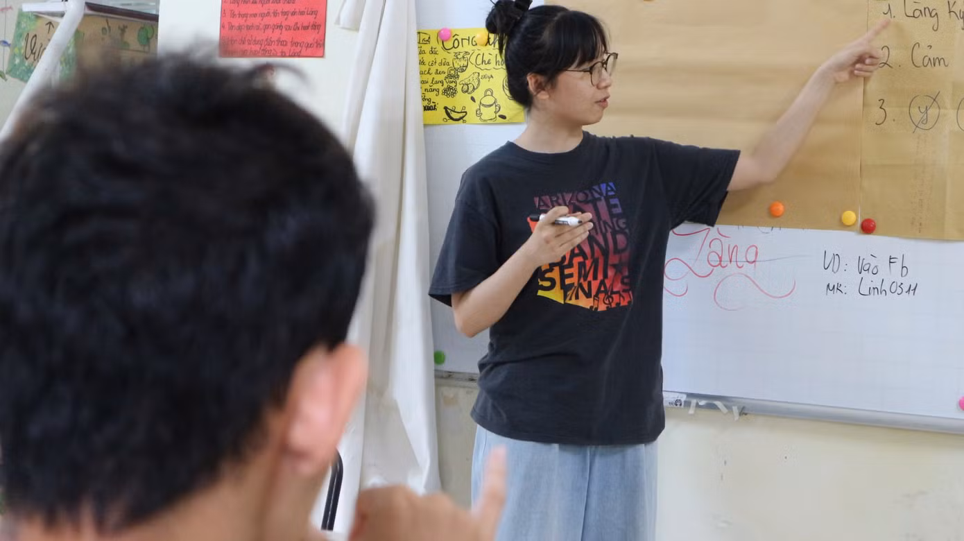 Linh đang hướng dẫn các bạn cách làm thẻ “CCCD” của Làng Ký hiệu. Linh đang hướng dẫn các bạn cách làm thẻ “CCCD” của Làng Ký hiệu.