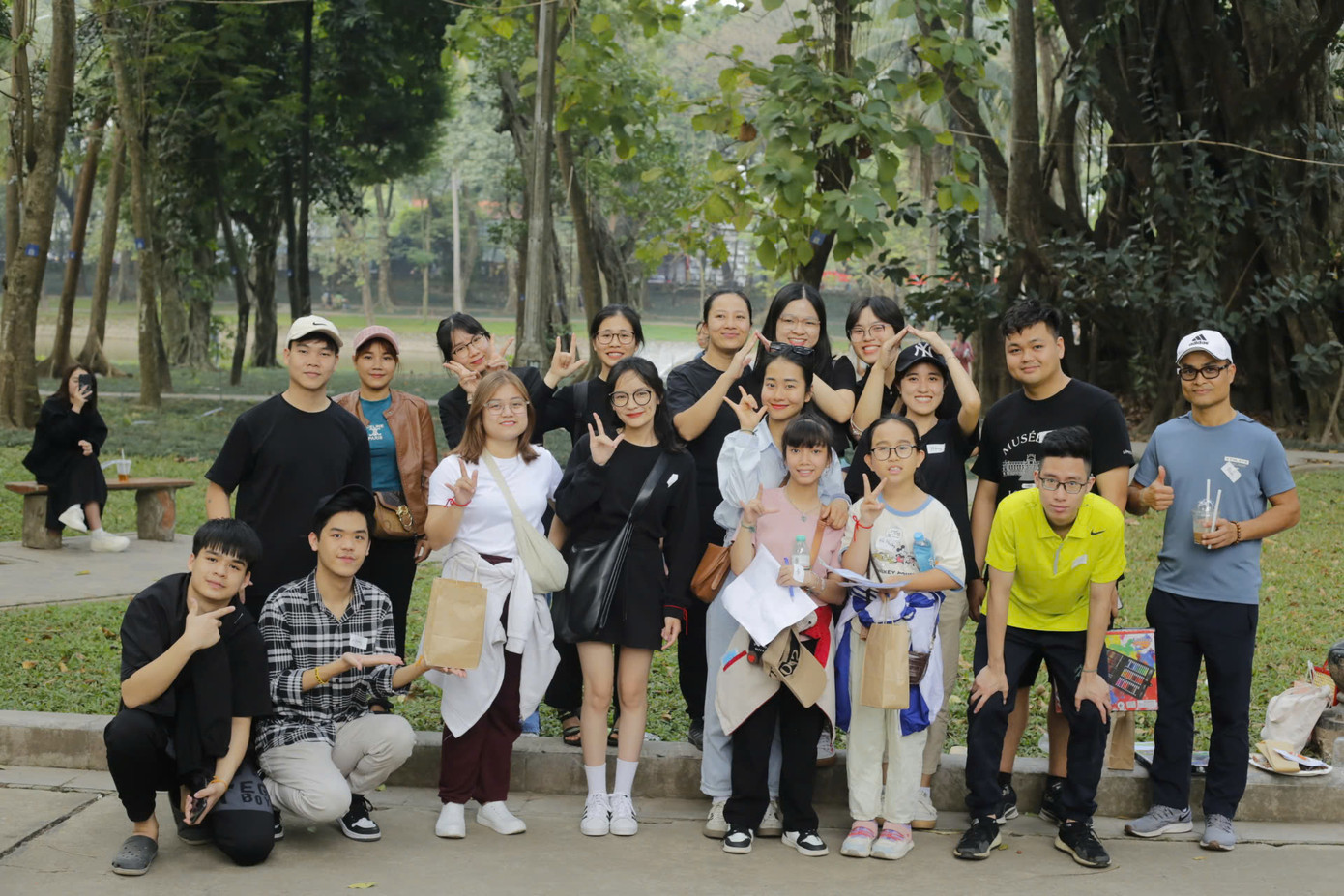 Thuỳ Linh (hàng trước, thứ ba, từ trái qua) tham gia sự kiện “Làng gieo hạt”. Thuỳ Linh (hàng trước, thứ ba, từ trái qua) tham gia sự kiện “Làng gieo hạt”.