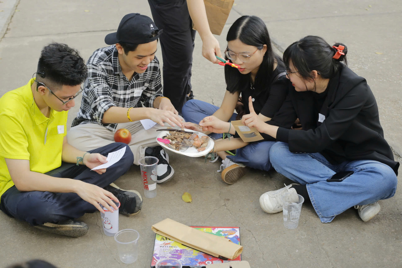 Thuỳ Linh (ngoài cùng, bên phải) đang trao đổi bằng ngôn ngữ ký hiệu với các bạn trẻ. Thuỳ Linh (ngoài cùng, bên phải) đang trao đổi bằng ngôn ngữ ký hiệu với các bạn trẻ.