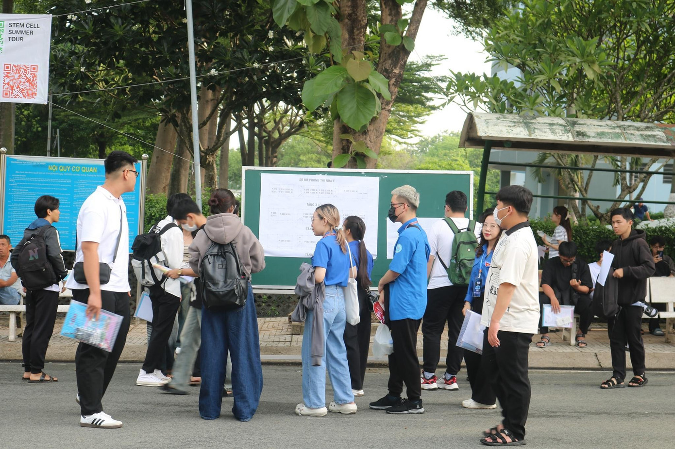 Thí sinh xem sơ đồ phòng thi. (Ảnh: ĐHQG TP. HCM)